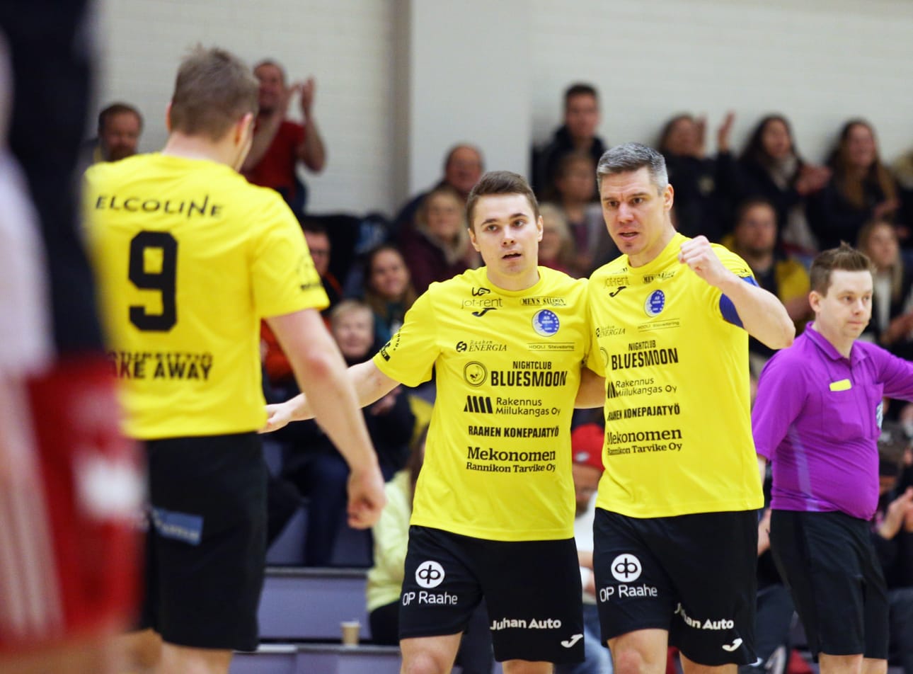 AS Moon aloitti futsal ykkösen kauden tasapelillä Kokkolassa. Teemu Aittola (kesk.) onnistui maalinteossa yhdesti.