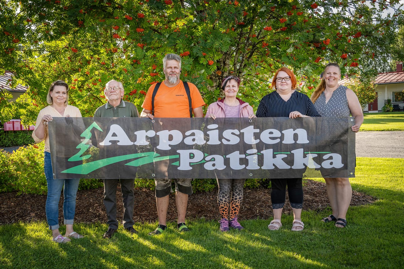 Arpaisten patikan järjestelyistä vastaavat Parviaisen kyläyhdistys, Saurun Seudun maa- ja kotitalousseura sekä Soinin kunta. Banderollia kannattelevat Satu Laitila (vas.), Vesa Löytömäki, Sami Jussila, Ritva Sippola, Minna Aho ja hyvinvointikoordinaattori Merja Korpela.