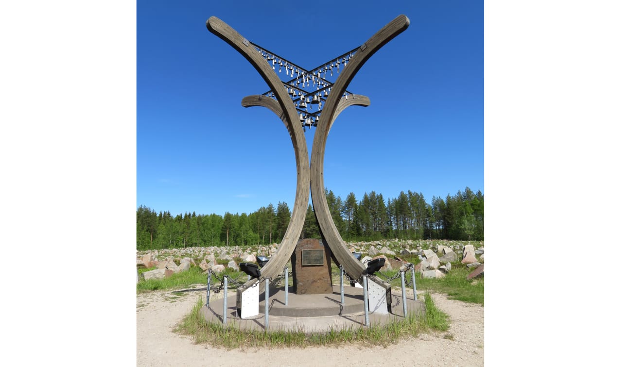 Museon vieressä on taisteluissa kaatuneiden määrää kuvaava 17 000 kivilohkareen monumentti. Sen keskelle pystytetyssä Avara syli -muistomerkissä riippuu 105 vaskikelloa, yksi jokaiselle talvisodan päivälle.