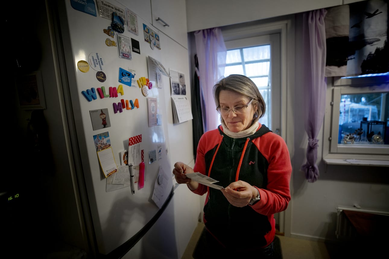 Kitta Hautasaari voitti arvonnassa pääsyliput SuomiLove-konserttiin, jonka korona peruutti. Käyttämättä jäänyttä lippua hän pitää muistona jääkaapin ovessa.