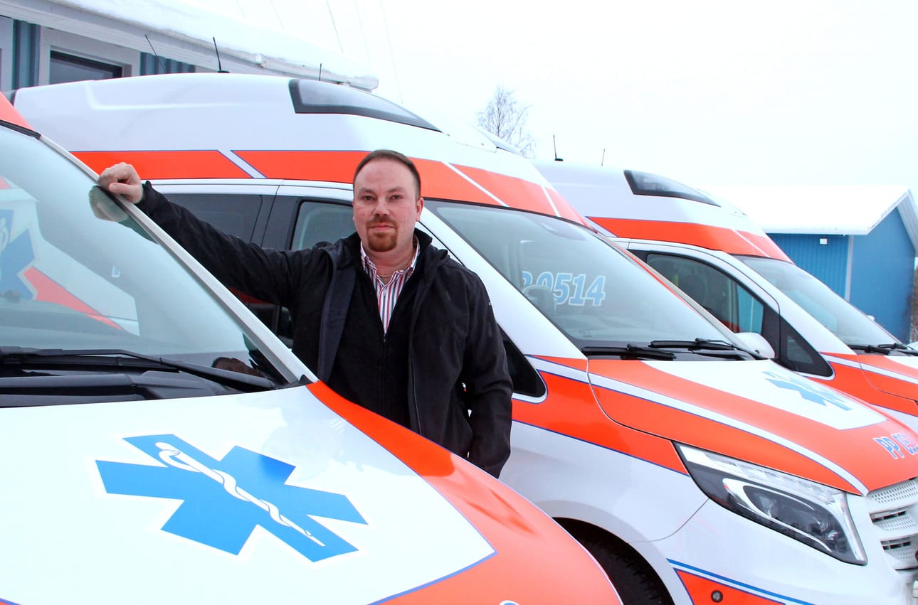 Ympärivuorokautisessa lähtövalmiudessa olevaan ambulanssiryhmittymään kuuluvan Inotsa Oy:n yrittäjä Toni Långström toimii myös Suomen Sairaankuljetusliiton vpj:na. Hän toivoo soteuudistuksen pääsevän maaliinsa, jotta henkisesti ja fyysisesti raskaaseen työhön asennoituneet työntekijät voisivat luottaa tulevaisuuteen.