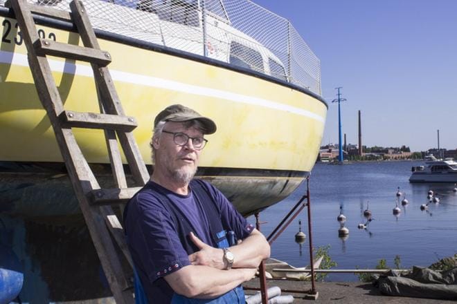 Meri ei ole koskaan samanlainen. – Aurinko paistoi eilen ja paistaa tänään, mutta tuulla voi ihan eri kantilta tänään. Aamulla ei voi päättää, että tänään menen sinne. On mentävä sinne, minne voi mennä, miettii Risto Saarela. KUVA: LAURA KROHN