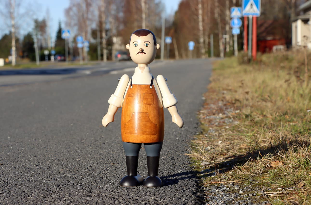 Patsaan on suunnitellut ja tehnyt Kaj Lindgård.