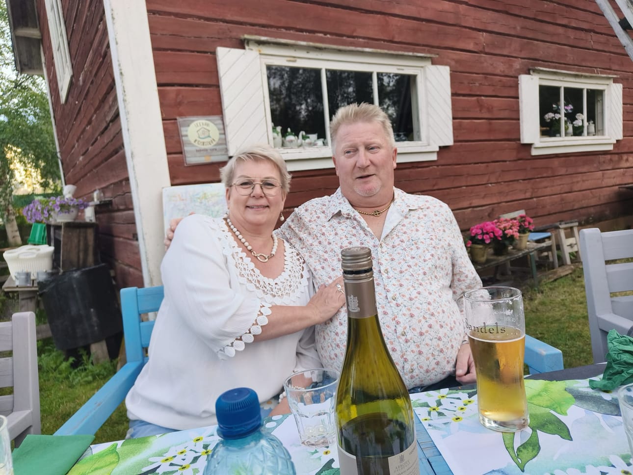 Anne ja Mikko Ahonen nauttivat koski-illallisesta.