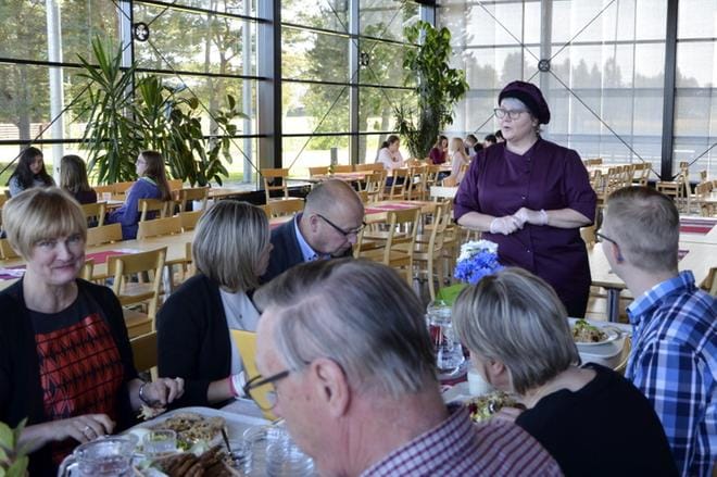 Anne Haaramo kertoi kutsuvieraille, millaisista raaka-aineista kasvis- ja lihakiusaus viime viikon lähiruokapäivään tehtiin. KUVAT: HANNELE YLI-VIITALA