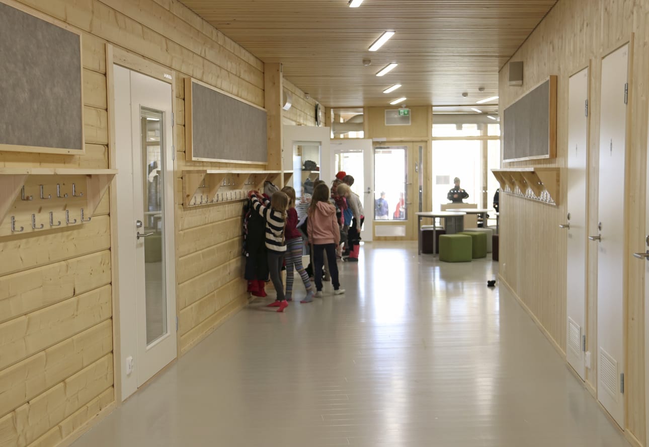 Hirsikoululla vietetään tänään vihkiäisiä.