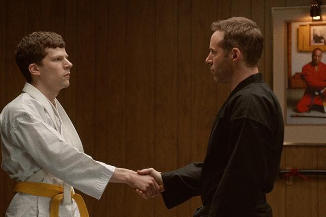 Elokuva seuraa konttorirotta Caseyn (Jesse Eisenberg) matkaa vässykästä Tosimieheksi. Kehityksen kanavaksi valikoituu karateklubi, johon Casey liittyy selvittyään hengenvaarallisesta pahoinpitelystä.
