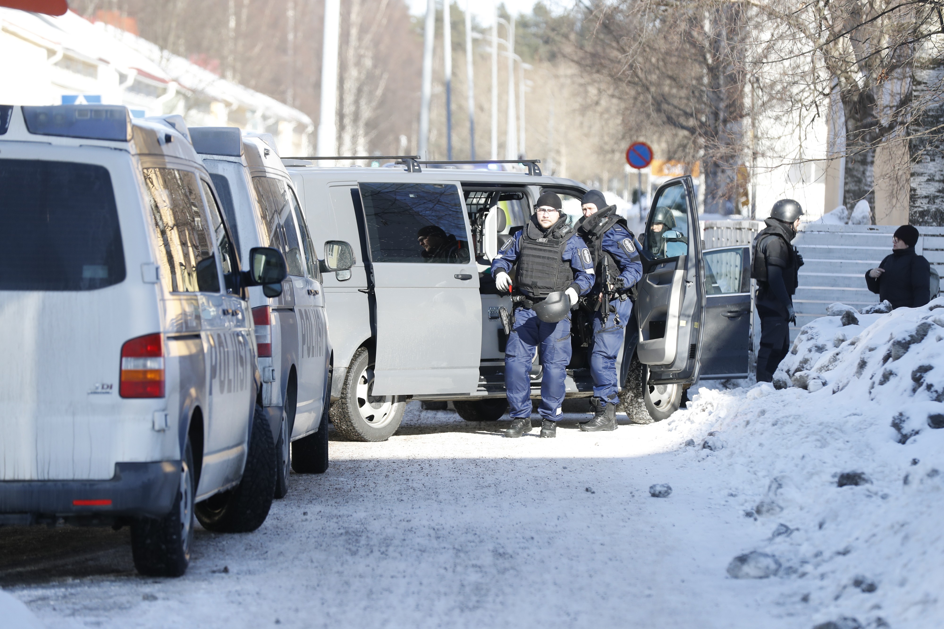 Paikalle tulleet poliisit olivat aseistautuneet konepistooleilla ja heillä oli myös suojakilpiä.