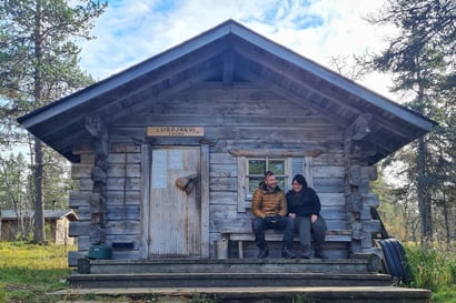 Saala Erlo ja Juho Ahola rakastuivat autiosaunoihin ja vaeltavat nyt niitä läpi – Oulun seudulla on jäljellä yksi sauna, jossa voi kylpeä ilman varausta