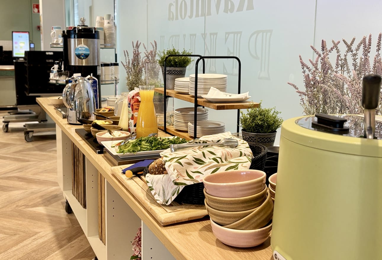 Pekurin aamiainen on tarjolla värikkäässä buffetissa.