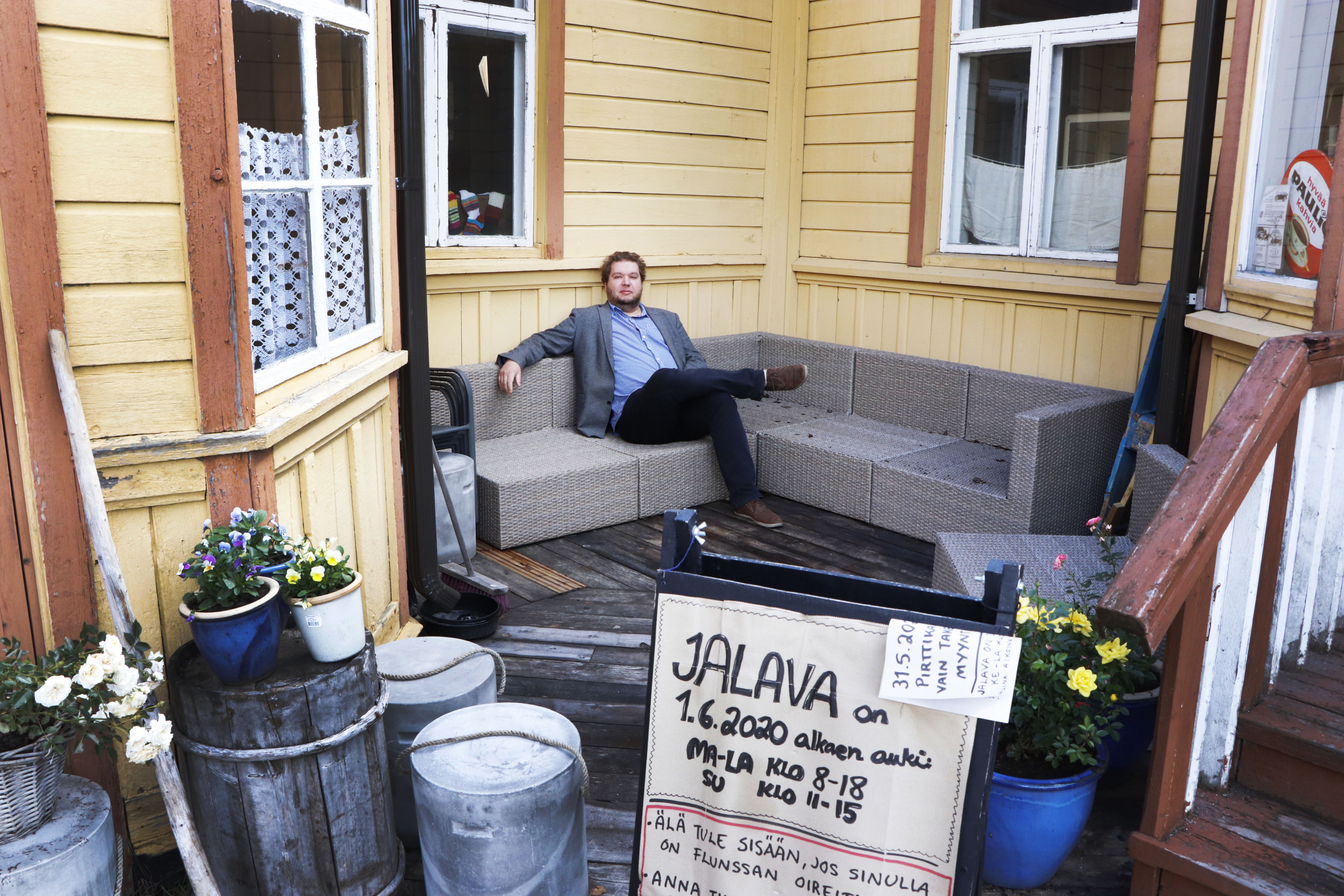 Jalavan kahvila avataan maanantaina. Mikko Jalava odottaa matkailijoiden palaavan kesän aikana Taivalkoskelle.