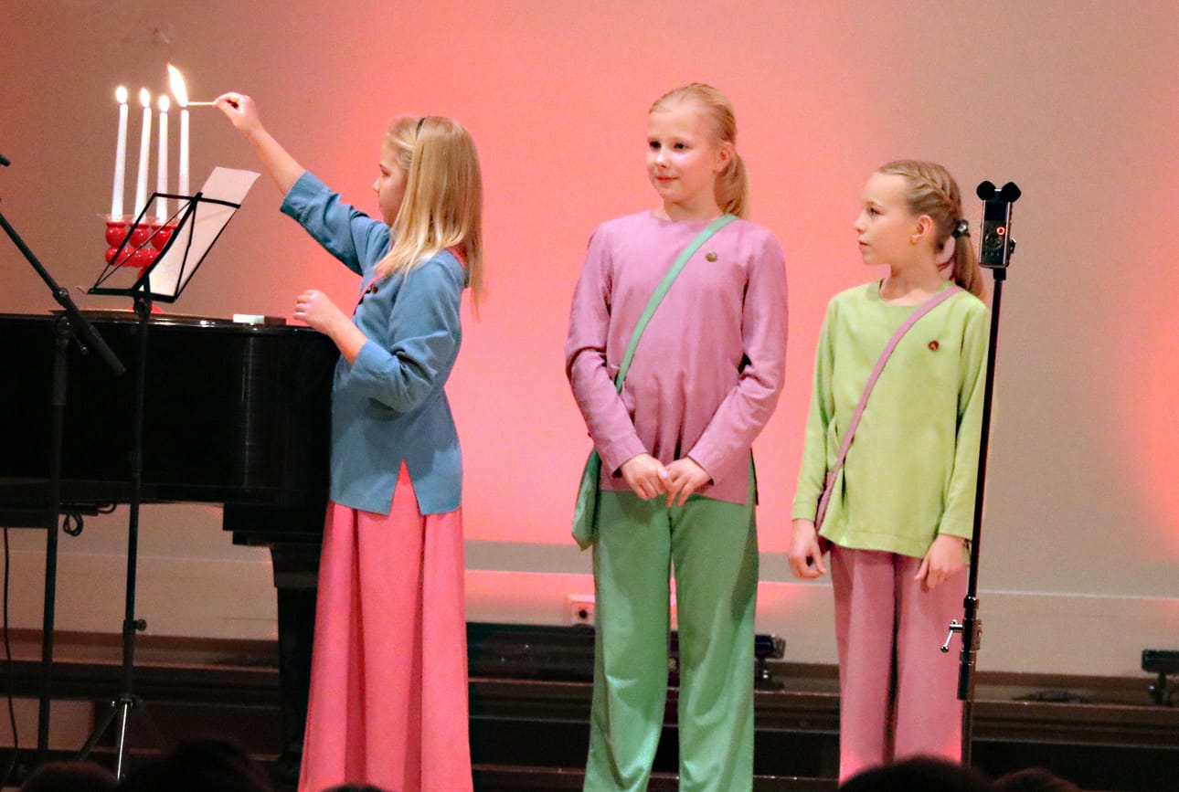 Kuoron nuorimmilla laulajilla on aina joulukonserttien alussa vastuutehtävä. He tuovat ilon ja valon sytyttämällä kynttelikköön aidot kynttilät.