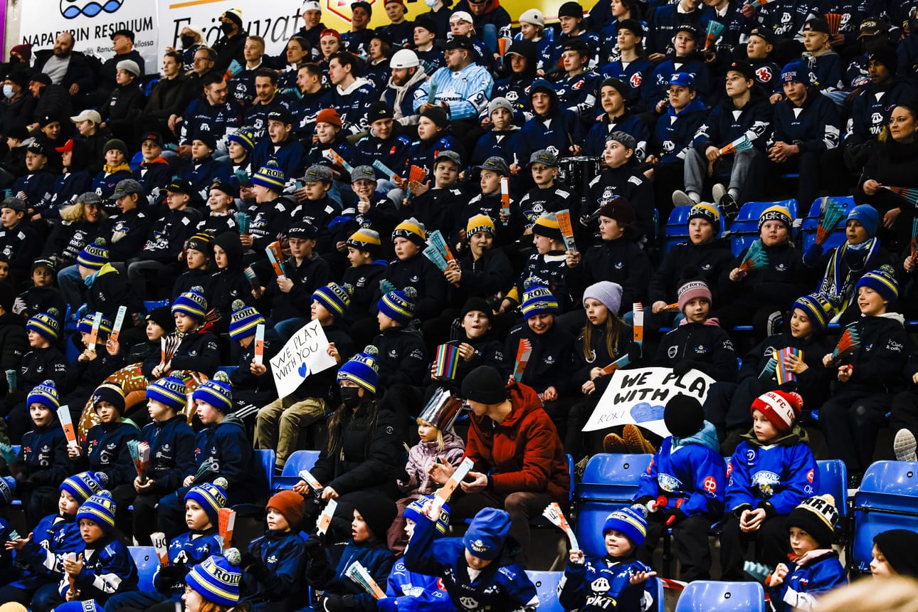 Ottelussa on runsaasti katsojia, muun muassa päätykatsomon täyttäneet RoKi-juniorit.