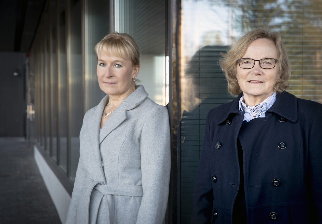 Ikäihmisten hoitajia varten kehitettyjä täydennyskoulutuksia on tarkoitus tarjota myös kansainvälisesti, kertoo professori Helvi Kyngäs (oik.). Myös tutkijatohtori Sinikka Lotvonen työskentelee vuosi sitten aloittaneessa GNC:ssä.