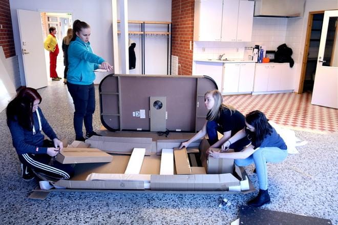Mimosa Ylinen (vas.), Krista Niemi, Iina Hakala ja Cilla Hakomäki pääsivät näkemään uudet nuorisotilat ennen muita. Käynnillään tytöt ehtivät koota uuden ilmakiekkopöydän. KUVA: ANU NAHKALA