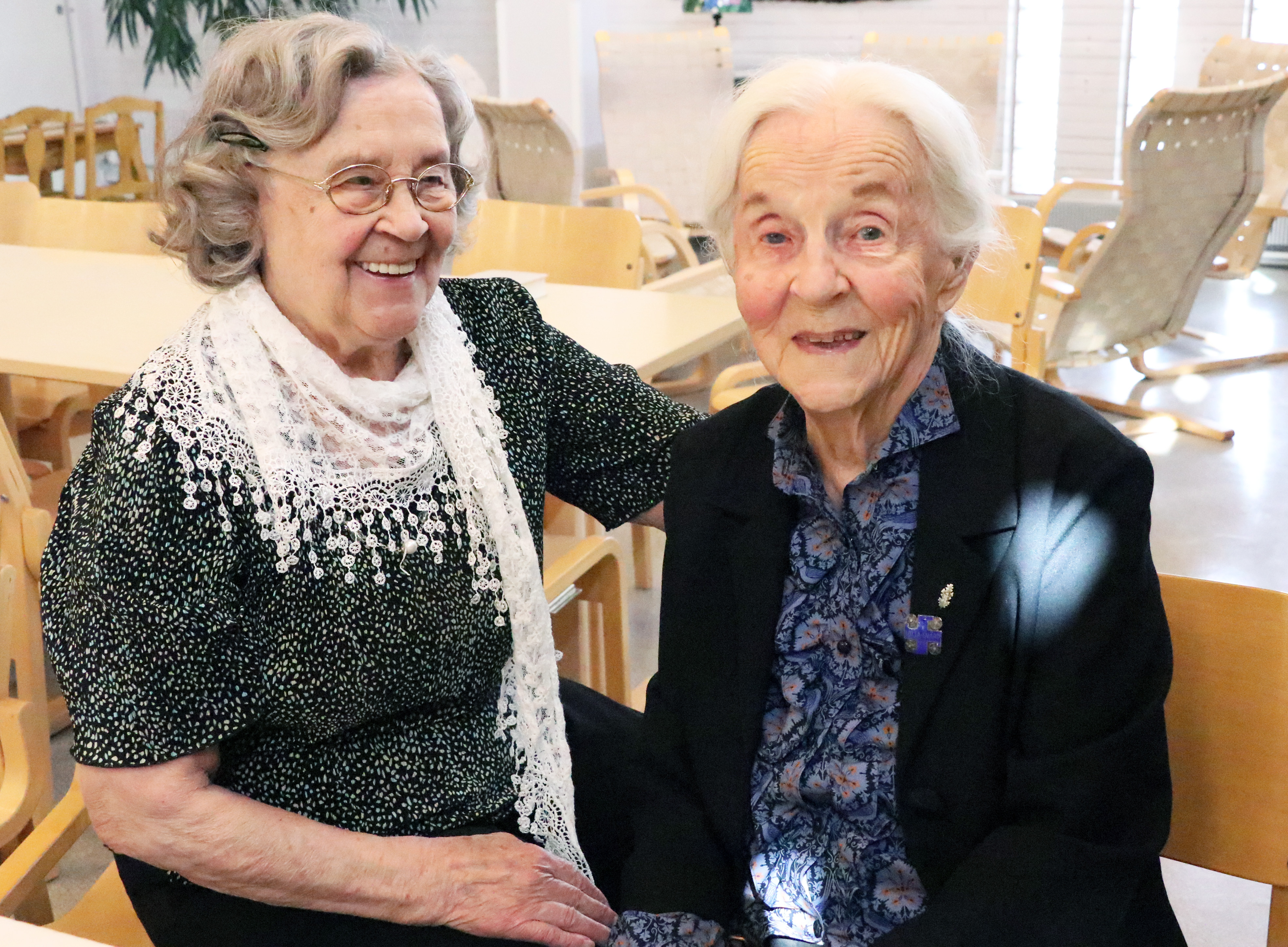 Edith Uusitalolla (oikealla) oli paljon juteltavaa Kempele-Oulunsalo rintamaveteraanit ry:n aktiivin Martta Takalahden kanssa.