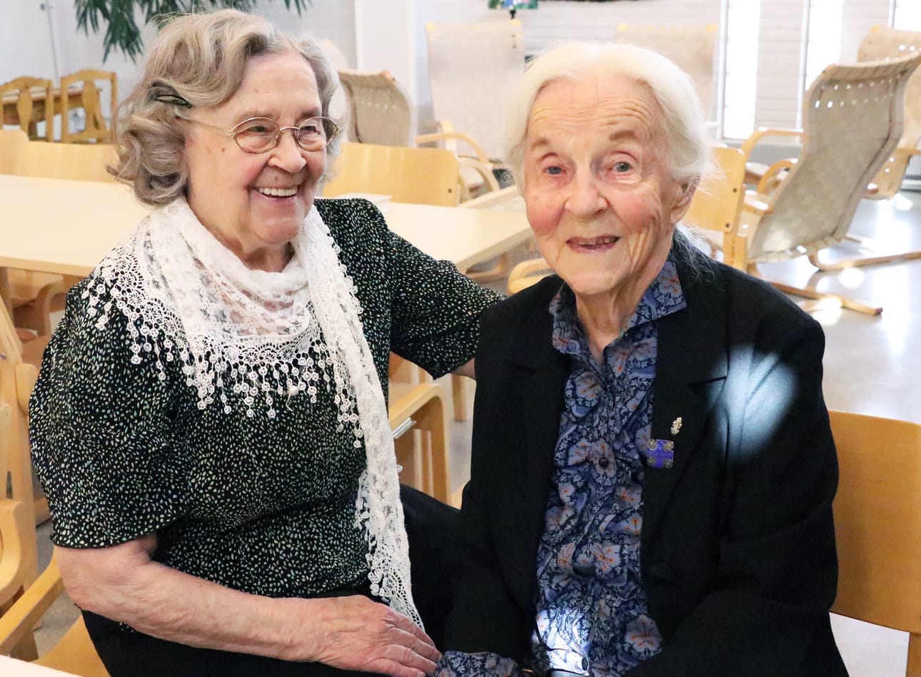 Edith Uusitalolla (oikealla) oli paljon juteltavaa Kempele-Oulunsalo rintamaveteraanit ry:n aktiivin Martta Takalahden kanssa.