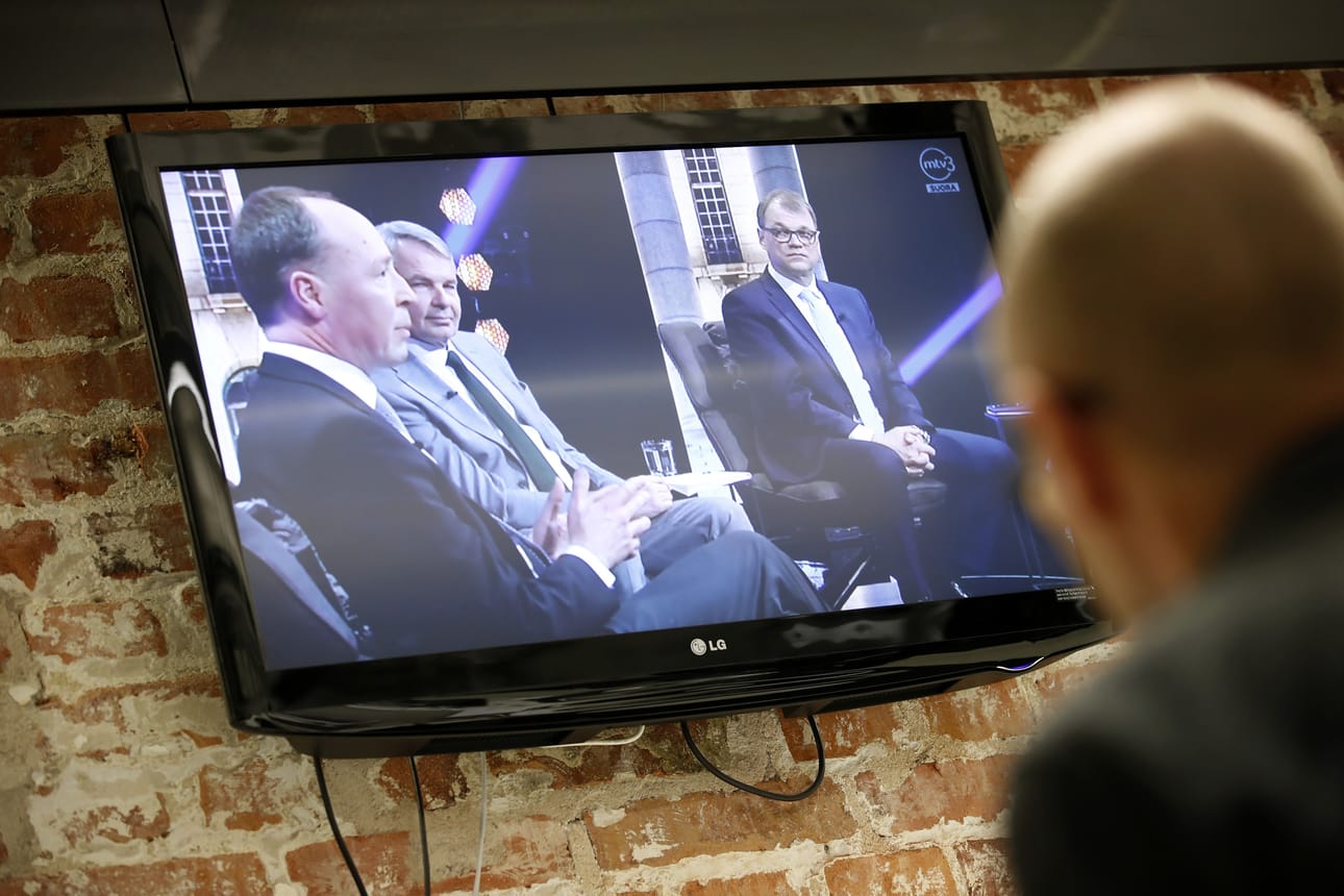 MTV3:n pääministeritentissä keskustan Juha Sipilä näyttää katsovan perussuomalaisten Jussi Halla-ahoa pahalla silmällä. Välissä istuu sovittelevan oloinen vihreä Pekka Haavisto.