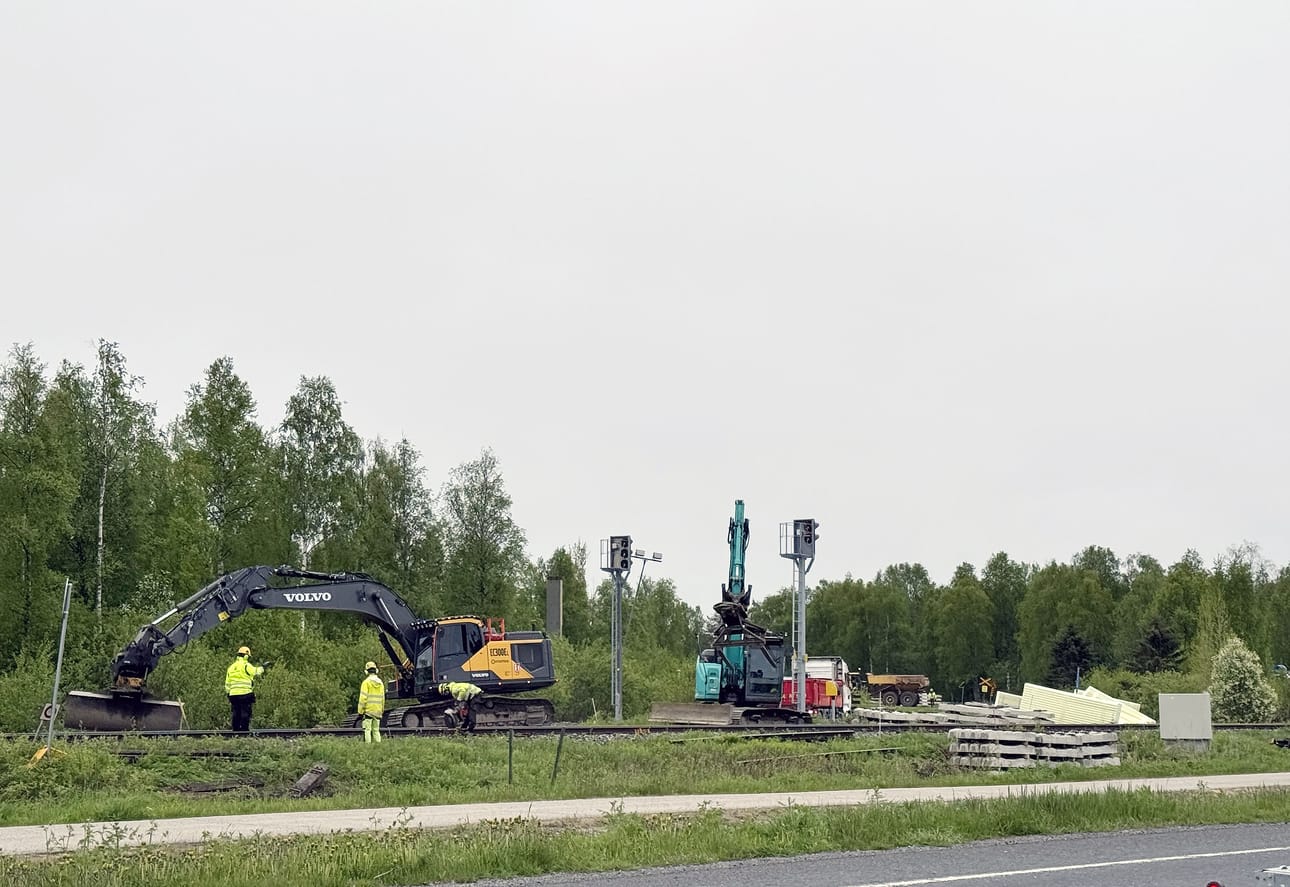 Torniossa tehdään radan kunnostustöitä ns. kolmioraiteen kohdalla. Kolarin radan liikenne on pysähdyksissä torstaihin saakka peruskorjaustöiden vuoksi.