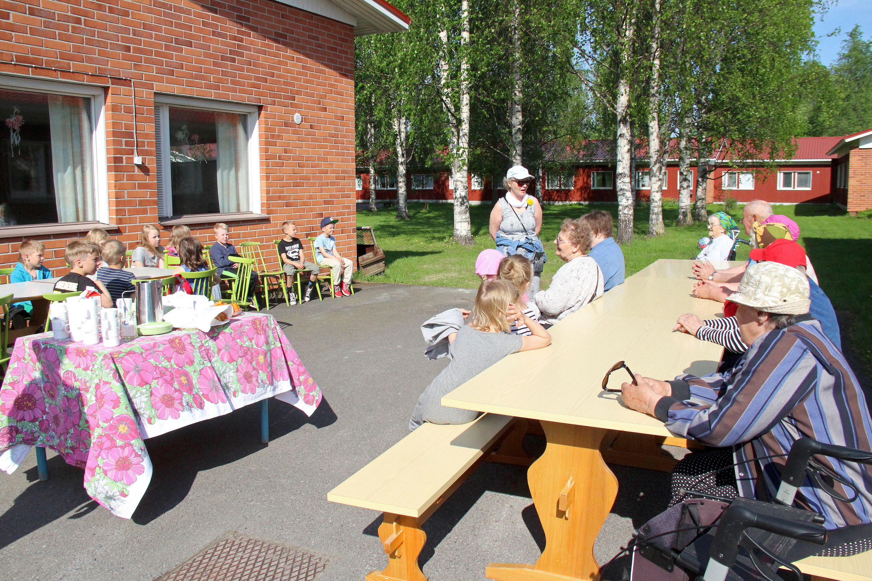 Kerhohuoneen pihalla talkoolaisia odotti kesäinen kattaus.