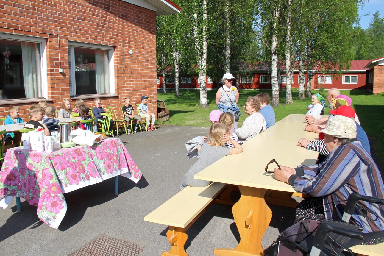 Kerhohuoneen pihalla talkoolaisia odotti kesäinen kattaus.