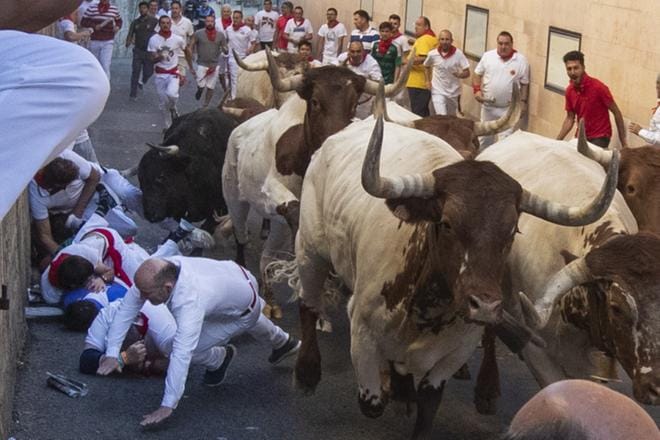 Keskiajalta peräisin oleva härkäjuoksu on osa Espanjan härkätaisteluperinnettä. Härkätaisteluja on kritisoitu laajasti maailmalla. Myöskään Espanjassa niiden suosio ei ole takavuosien tasolla. KUVA: JIM HOLLANDER/ EPA
