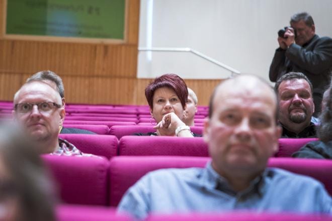 Anne Matokangas valittiin äänestyksessä piirin puheenjohtajaksi. Hän toivoo tuovansa piirin toimintaan tasapainoa. KUVAT: PAULA KASKIMAA