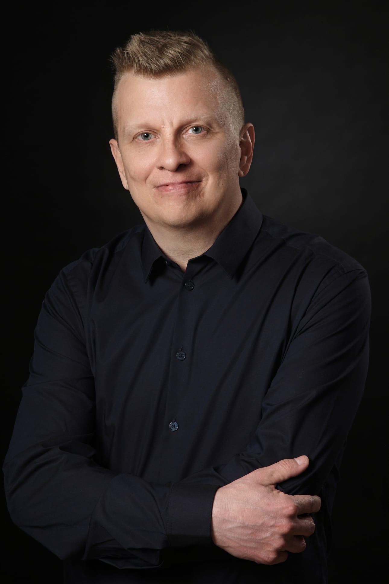 Mika Karhumaa on tehnyt mittavaa uraa musiikkibisneksessä pitkään. Managerina työskentelevän Karhumaan kahdeksas kirja julkaistiin tänä vuonna.