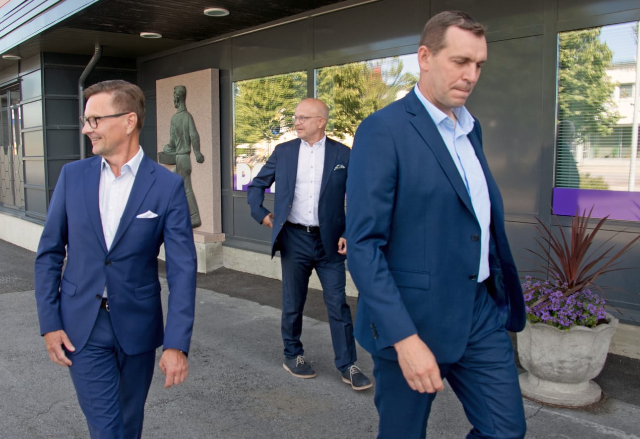 Suomen Osuuspankin toimitusjohtaja Timo Kalliomäki (oikealla) tiedotti uuden pankin puolivuotistuloksesta yhdessä Liedon ja Turun konttorien johtajan Juha Niemelän (vasemmalla) sekä Piikkiön ja Kaarinan pankeista vastaavan Timo Jäntin kanssa.