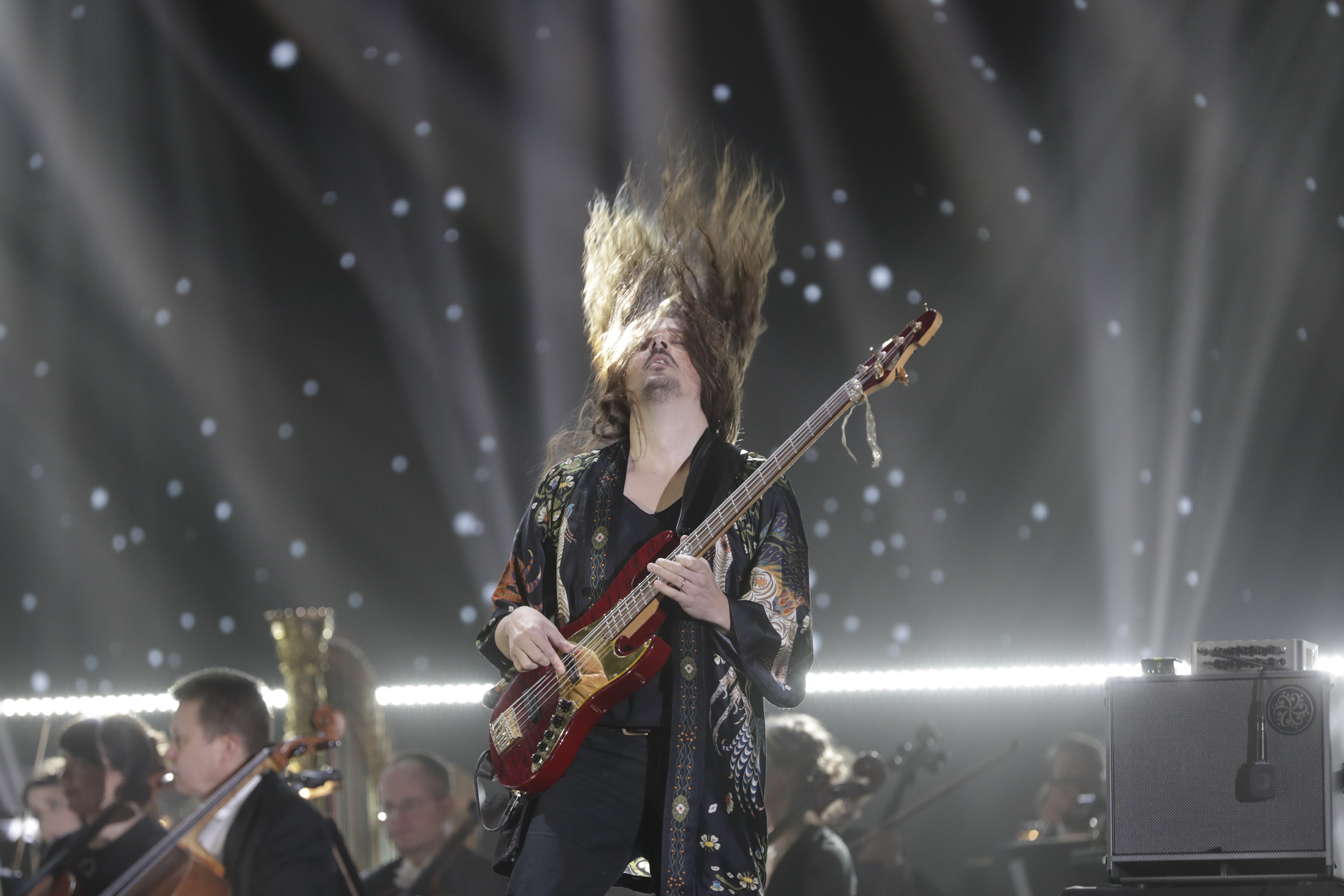 Lauri Porra taituroi bassolla.