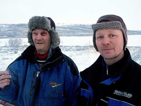 Pertti Korkalo kokeilee, kuinka 20 kilometrin mittaisen aidan rullaus onnistuisi käsipelillä. Ei onnistu. Tunturiin tulee mönkijään nostettu rullauslaite tekemään työn.