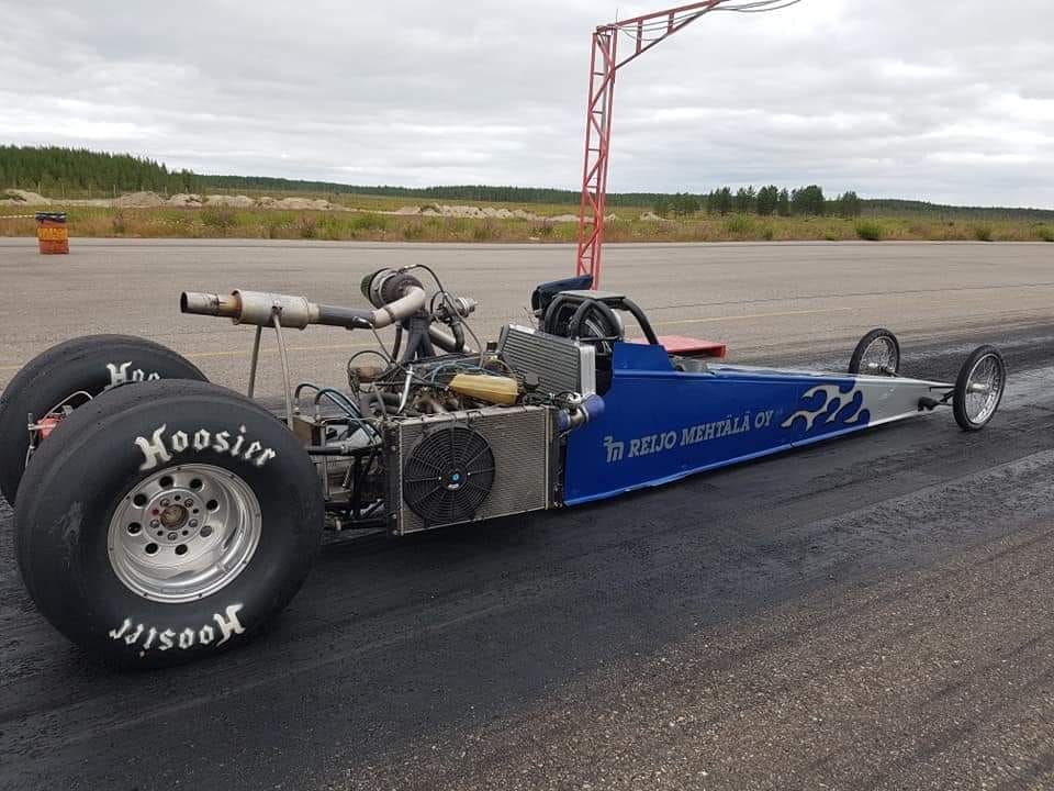 Raahesta Pudasjärven lentokentälle tuodussa dragsteriss aon Saabin moottori.. Aika varttimalilla oli 9.192 sek ja loppuvauhti 224,3 km/h.
