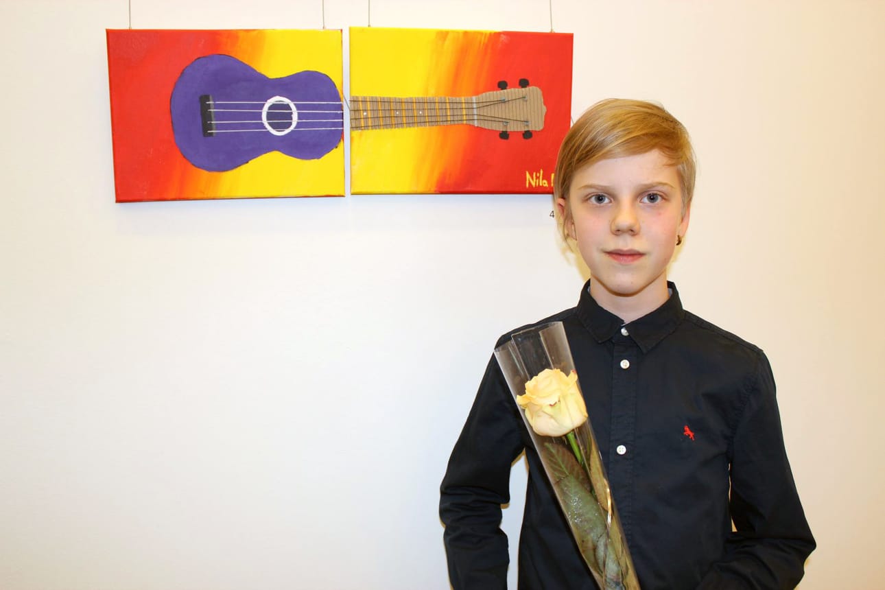 Nila Mannermaan sekatekniikalla tehty diptyykki ”Ukulele”. Vasemmanpuoleinen osa teoksesta on maalattu akryylein ja oikea osa on tehty kollaasina