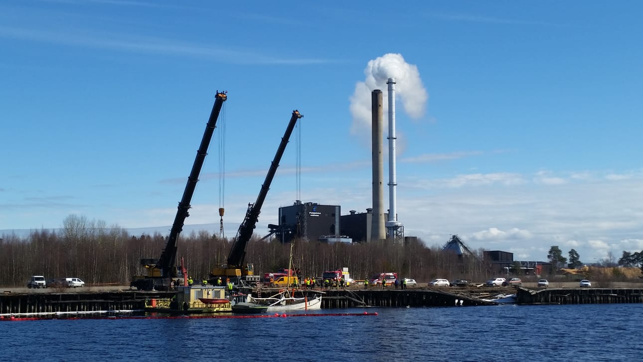Troolaria nostetaan Toppilansaaressa kahden nostokurjen voimin.
