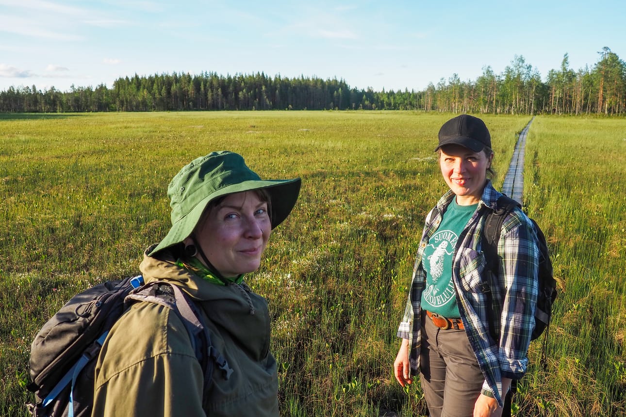 Sompion Luonnonystävien puheenjohtaja Sisli Piisilä (vas.) ja Suomen Luonnonsuojeluliiton puheenjohtaja Hanna Halmeenpää tutustuivat lauantai-iltana Viiankiaavan luontoon.