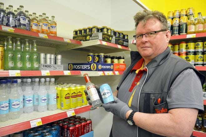 Töysän Salen markettipäällikkö Juha Mikkonen kertoo, että Töysässä eniten uusista tuotteista on myyty vahvempaa lonkeroa. KUVA: MIINA HAKALA