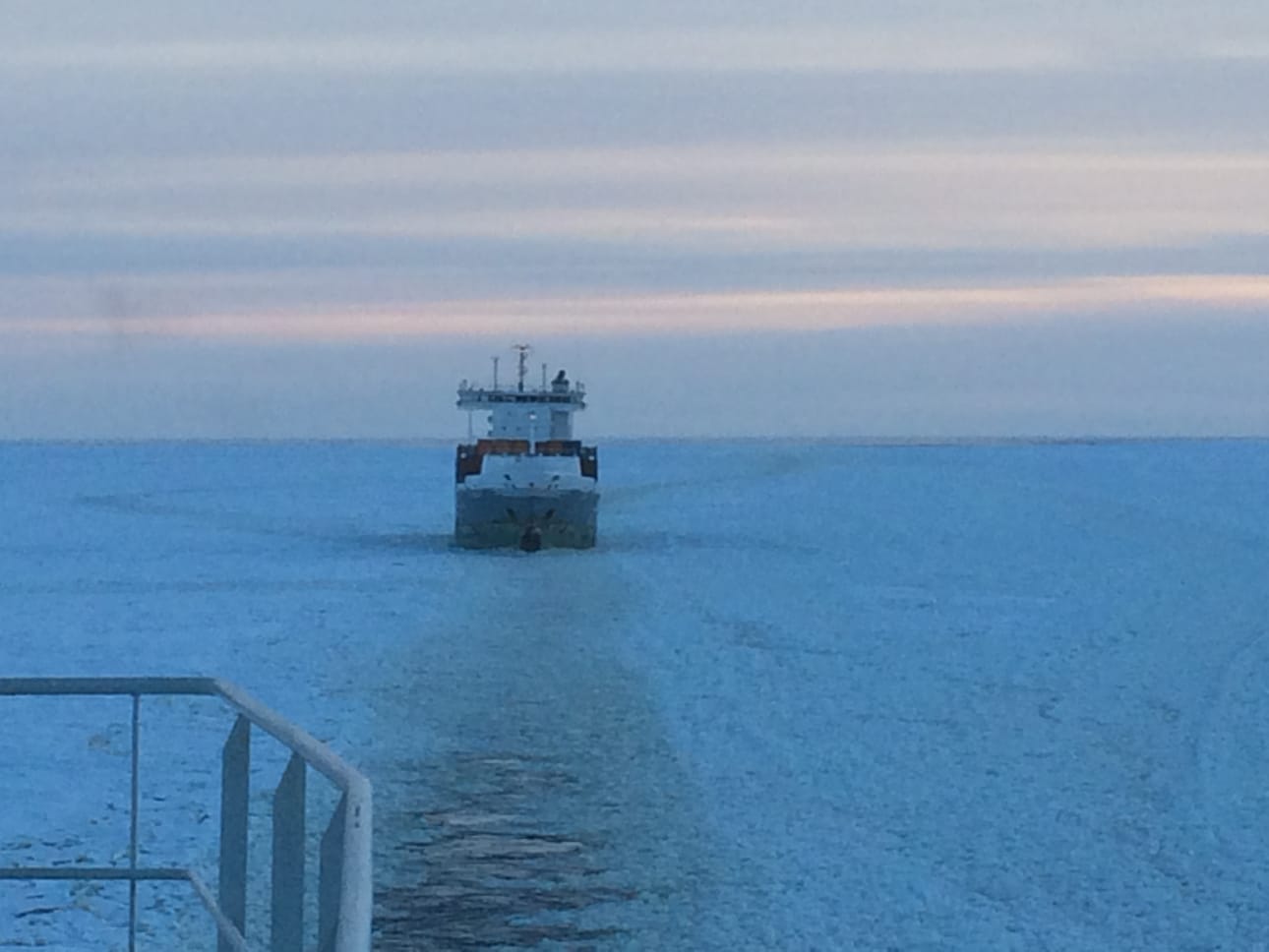 Jäänmurtaja Otso avusti alusta kohti Kemiä viikonloppuna.