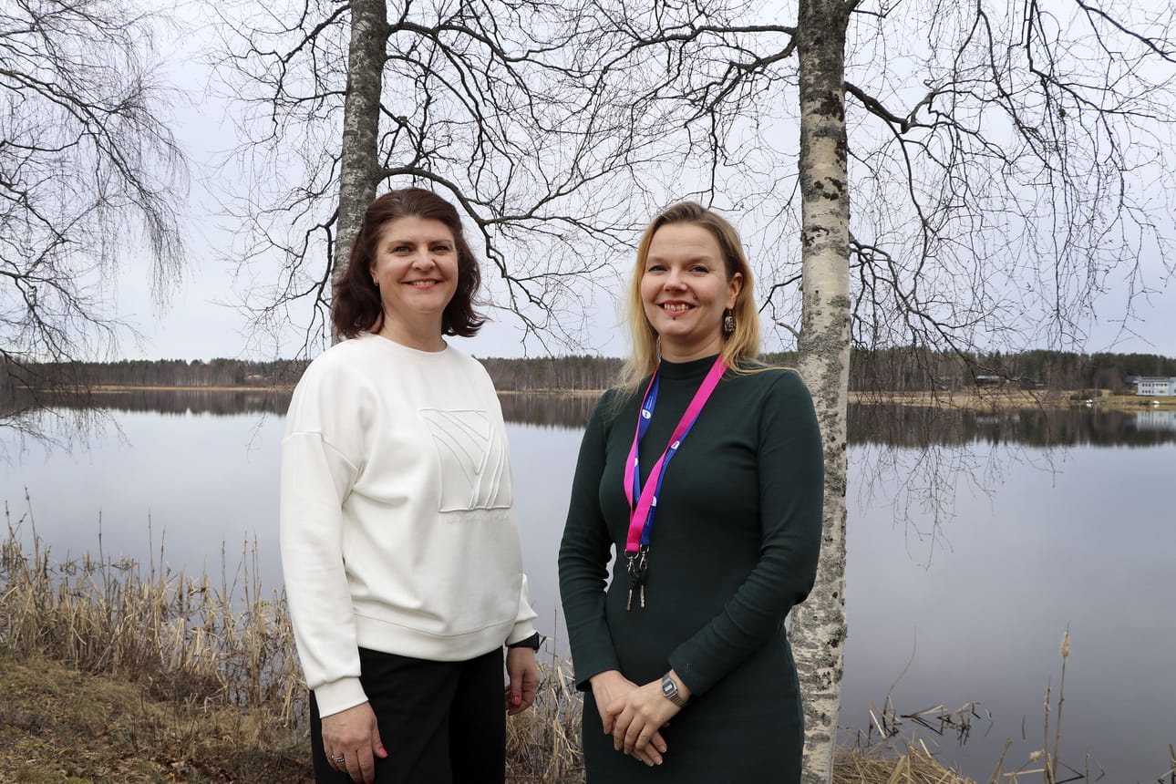"Kestävän matkailun toimintaympäristö Järvi-Pohjanmaalla" -hankkeen projektipäällikkö Ulla Laukkala (vas.) ja Kraatterijärvi Geoparkin uusi toiminnanjohtaja Vilma Knibbs.