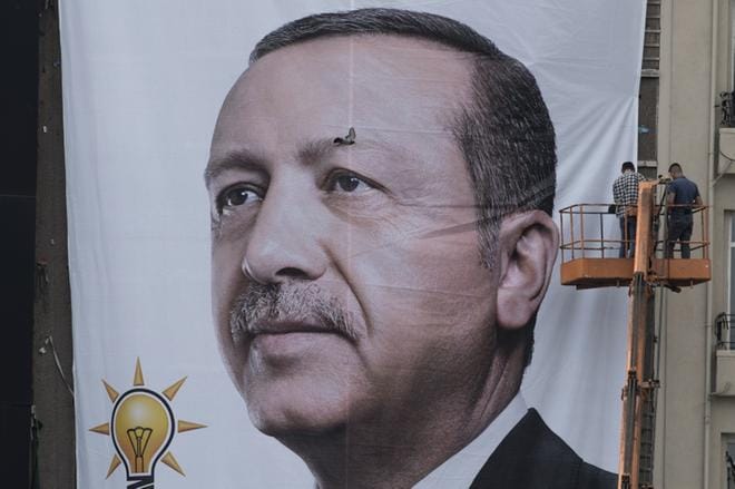 Istanbulissa Taksim-aukiota tarkkailee seinäjulisteelta tähyilevä Erdogan, joka ilmoitti vaalinkampanjansa aikana lakkauttavansa poikkeustilan, jos tulee valituksi.
