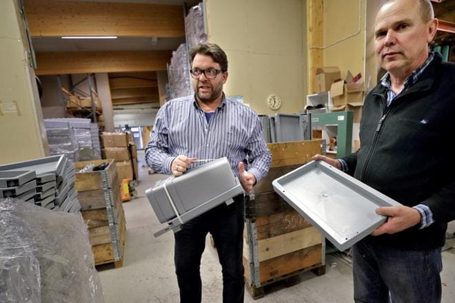 Jätteenlajittelu- ja säilytysjärjestelmiä valmistavan Mever Oy:n yrittäjä Harri Seppälä ja toimitusjohtaja Martti Mäkitalo esittelevät uudistettua versiota allaskaappiin asennettavasta kaksisankoisesta jätevaunusta. Tuotteet valmistetaan omassa tehtaassa Lapualla. KUVA: HEIKKI HAKANEN