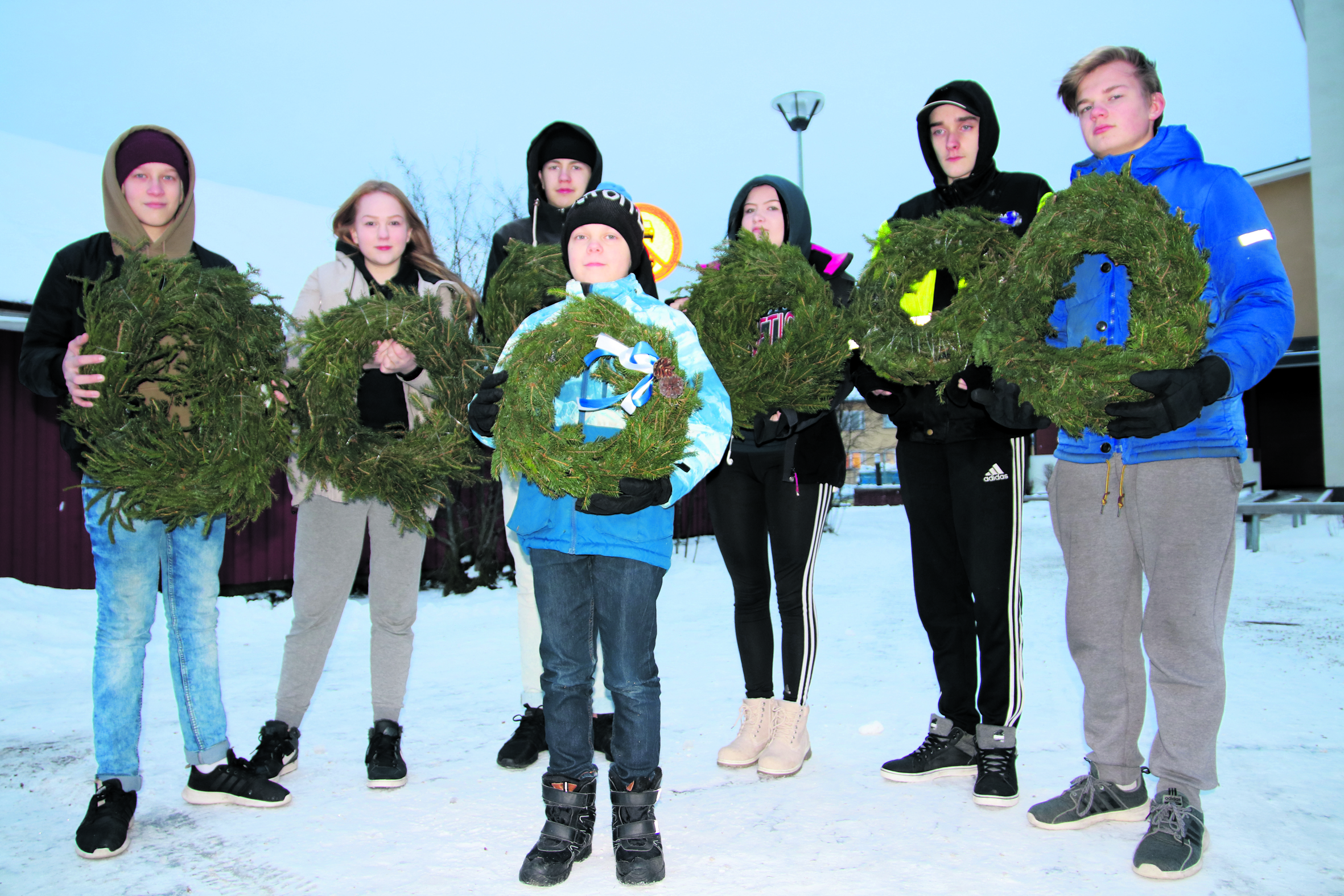 Lumijoen yläkoulua käyvät Tuomas Aspegren, Anniina Fagerroos, Viivi Myllynen, Rasmus Kämäräinen, Juuso Alatalo, Mikael Pitkänen ja Saku Klaavo ovat olleet mukana tekemässä seppeleitä.