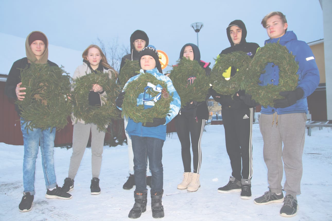 Lumijoen yläkoulua käyvät Tuomas Aspegren, Anniina Fagerroos, Viivi Myllynen, Rasmus Kämäräinen, Juuso Alatalo, Mikael Pitkänen ja Saku Klaavo ovat olleet mukana tekemässä seppeleitä.