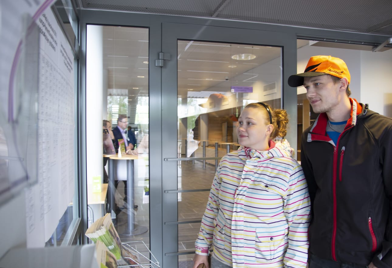 Heidi Saastamoinen ja Mikko Heikkilä kävivät vielä viime hetkellä ehdokaslistat läpi ennen vaalihuoneistoon suuntaamistaan.