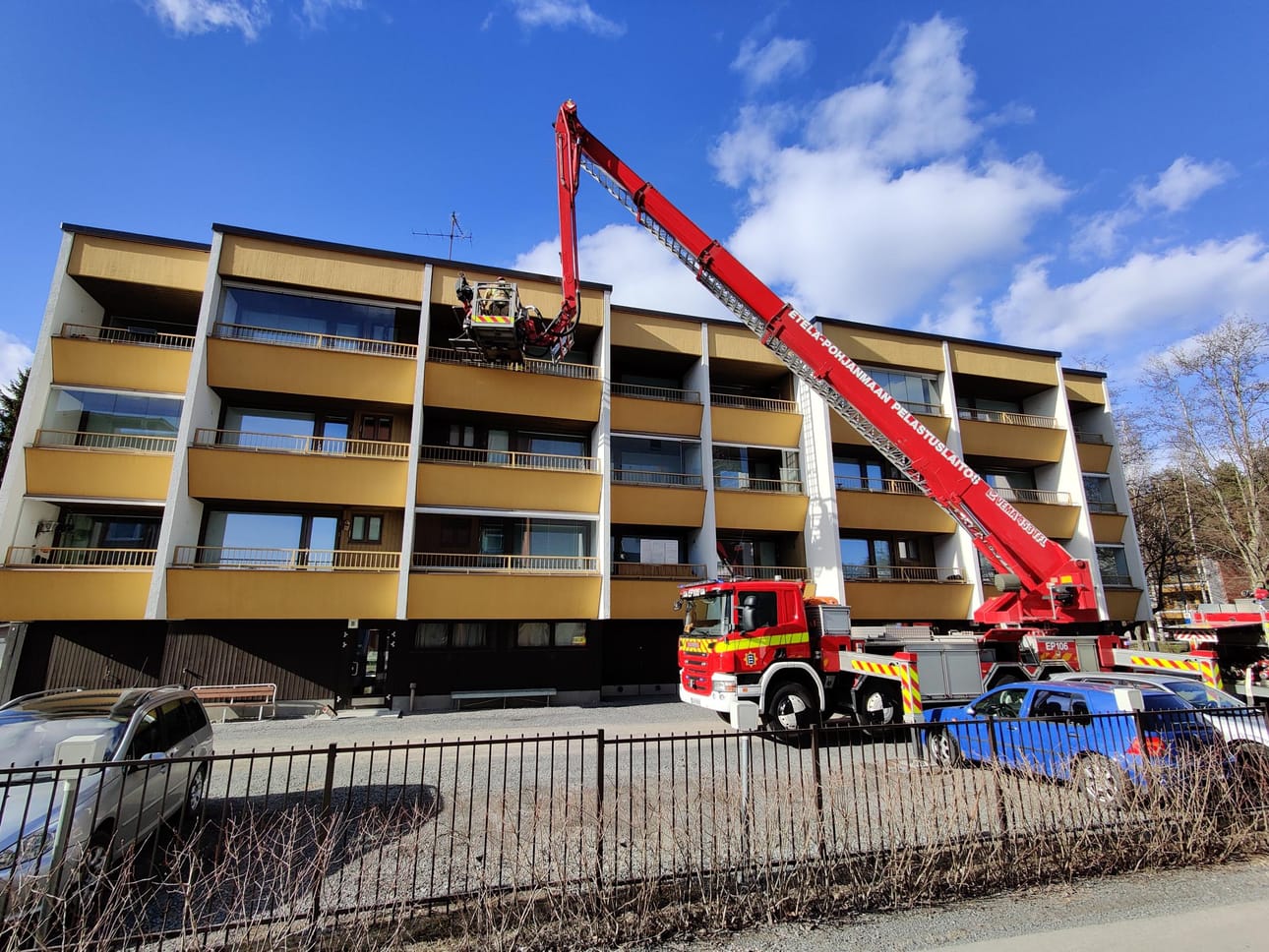 Kerrostalon parvekkeella Seinäjoella syttyi keskiviikkoiltapäivällä uhkaava tulipalo. Pelastuslaitoksen yksikkö pääsi parvekkeelle nostolavan avulla.
