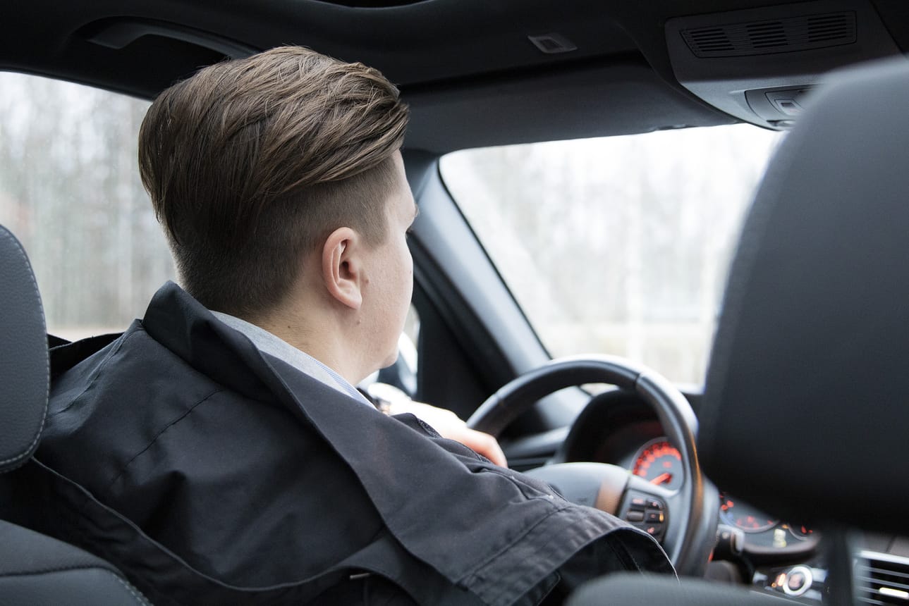 Autoilijoihin ja kevyen liikenteen käyttäjiin pätevät talvellakin samat säännöt. On ennakoitavaa muuta liikennettä, huolehdittava oikeasta varustuksesta, tarkkailtava ympäristöä ja sopeutettava vauhti kelin mukaiseksi, LähiTapiola Lapin myyntijohtaja Max Hakulinen listaa.