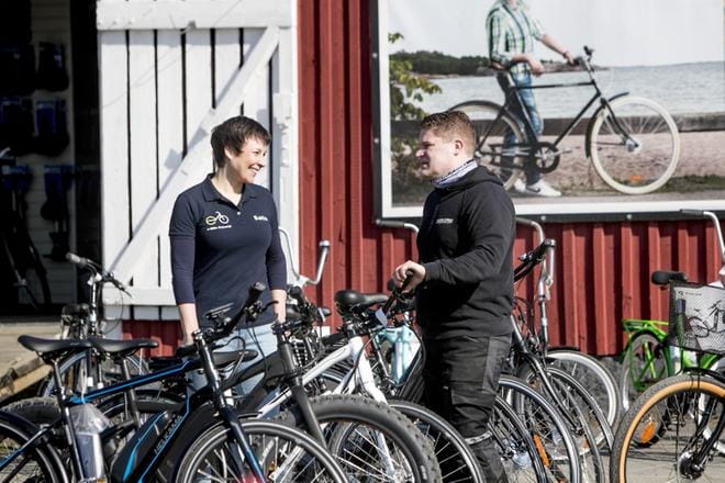 Helkama-yhtiöiden toimitusjohtaja Satu Helkama vietti lauantain kenttätyössä Seinäjoella. Lakeus Sportin yrittäjä Tommi Ranta-aho on ollut erittäin tyytyväinen yhteistyöhön yli satavuotiaan kotimaisen perheyhtiön kanssa. KUVA: JAAKKO ELENIUS