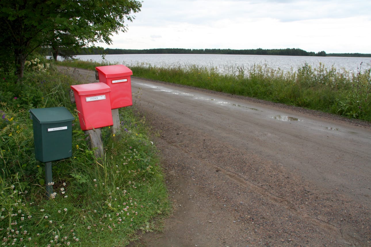 Moni toivoo saavansa päiväpostin mieluiten niin aikaisin kuin mahdollista. Arkistokuva Sari Junnonaho