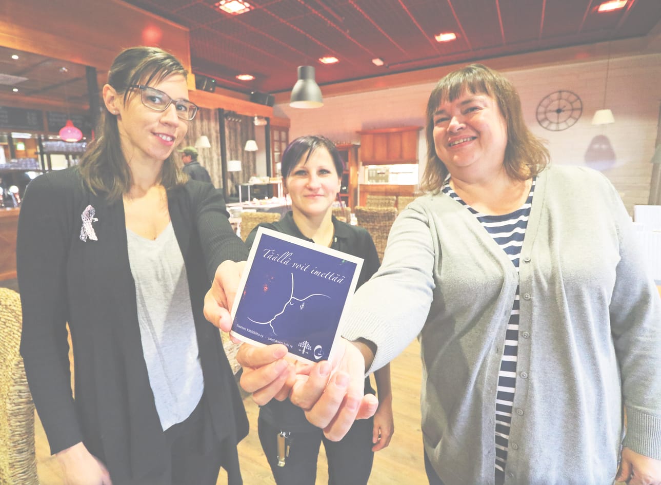 Limingan imetystukiryhmän vetäjä Heidi Tervakangas, yrittäjä Jaana Martikkala sekä Kätilöliiton varapuheenjohtaja, kätilö-terveydenhoitaja Leena Lehto muistuttavat imetyksen olevan luonnollinen asia myös julkisesti.