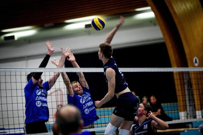 Kuortaneen Eetu Mäki yritti ohittaa Jymyn Tuomas Ruuskan ja Slobodan Krlijicin torjunnan. KUVA: JAAKKO ELENIUS