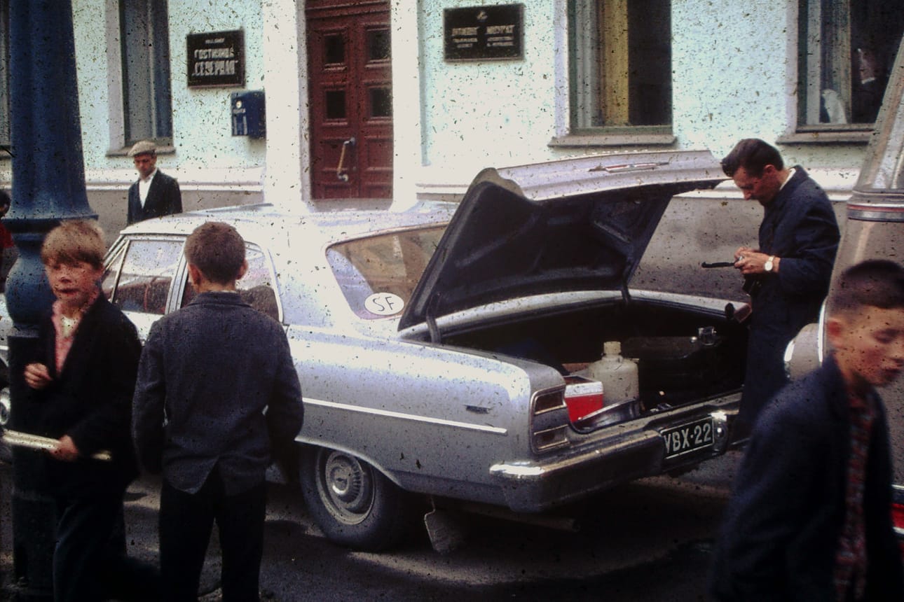 Amerikanraudalla liikkuneet K. J. Mielty ja Esko Luoma olivat Murmanskissa ihmetyksen aihe. Filmillä näkyy muun muassa, kuinka paikalliset parveilevat miesten Chevroletin ympärillä.